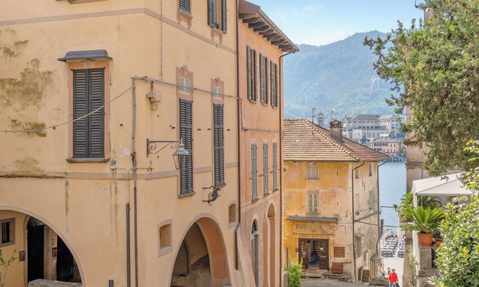 Orta San Giulio Apartamento | Apartamento 'Antro Di Circe - Orta Centro' con terraza privada, jardín privado y Wi-Fi