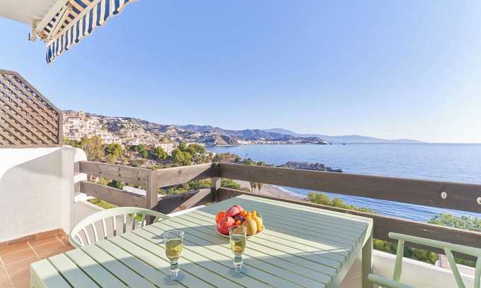 Almunecar Apartamento | Apartamento 'Apartamento Marina Playa M&M La Herradura' con vistas al mar