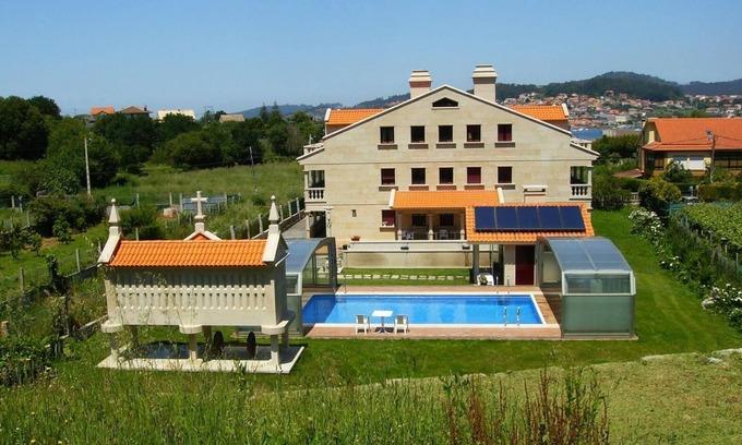 Cangas Apartamento | Apartamento 'Apartamento 12' con piscina compartida, terraza privada y Wi-Fi