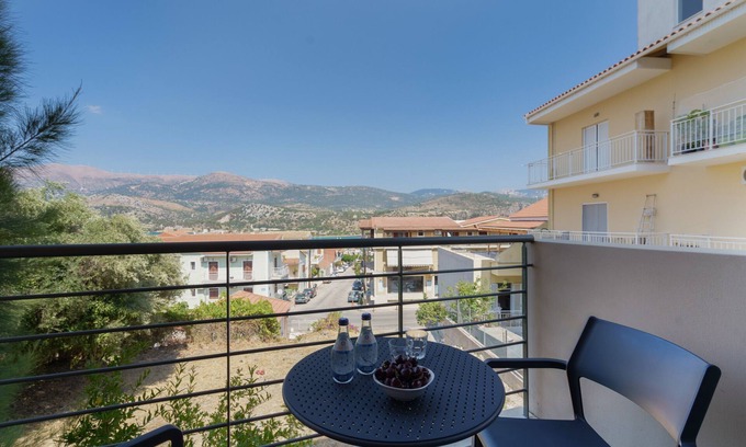 Kefalonia Apartamento | Apartamento 'Ardavani City 5' con terraza compartida, jardín compartido y aire acondicionado.