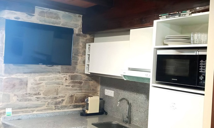 Fonsagrada Apartamento | Apartamento 'Arriba' con terraza compartida, balcón y Wi-Fi