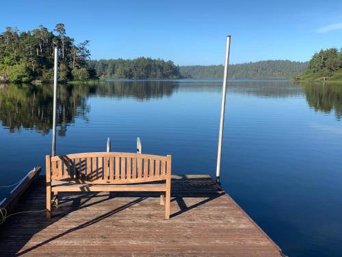 Langlois Apartamento | Apartment at Floras Lake Getaway