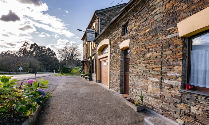 Trabada Apartamento | Apartamento 'Ático Casa Venancio' con vistas a la montaña y jardín privado