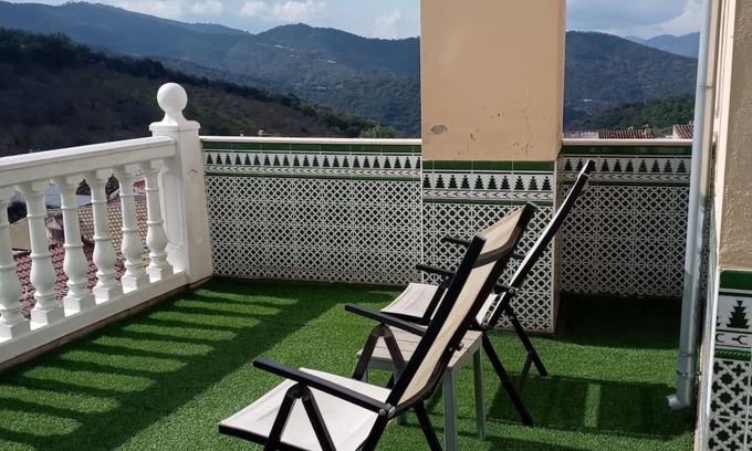 Farajan Apartamento | Apartment 'Ático Para 3 Valle Del Genal' with Shared Terrace and Wi-Fi