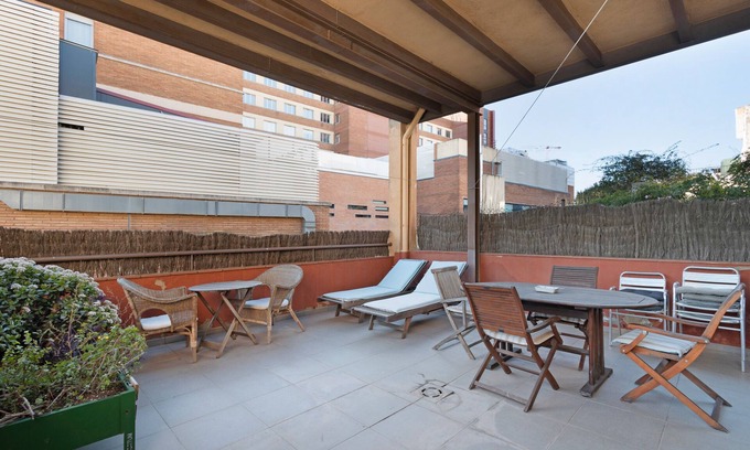 Pedralbes Apartamento | Apartamento 'Balcón De Barcelona' con vistas a la montaña, terraza privada y Wi-Fi