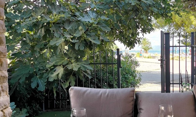 Srima Apartamento | Apartment Beachfeeling First row to the sea, private garden and parking lot