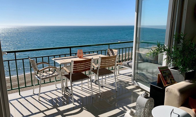 Costa del Sol Apartamento | Apartamento 'Beachfront In Fuengirola' con vistas al mar, Wi-Fi y aire acondicionado.