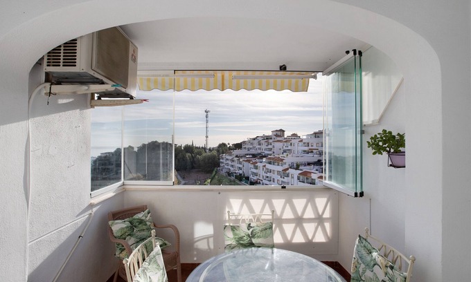 Benalmadena Apartamento | Apartment 'Benalmarina' with Shared Pool, Wi-Fi and Air Conditioning
