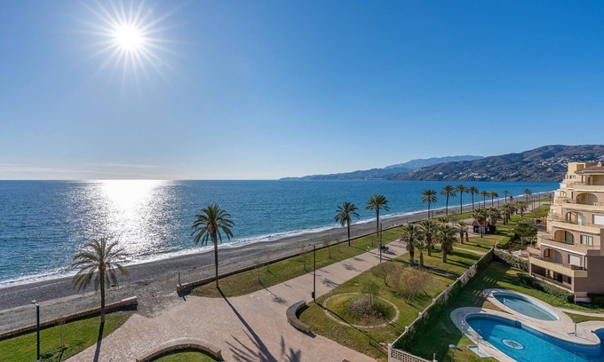 Salobrena Apartamento | Apartamento 'Bonito Apartamento Frente Al Mar' con vistas al mar, Wi-Fi y aire acondicionado