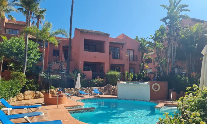 Nikki Beach Apartamento | Apartamento "Boutique Penthouse Elviria Beachside" con piscina, 2 terrazas y Wi-Fi