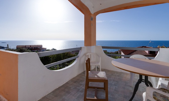 Porto Alabe Otro | Apartamento "Buena Vista" con vistas al mar, terraza y jardín compartido