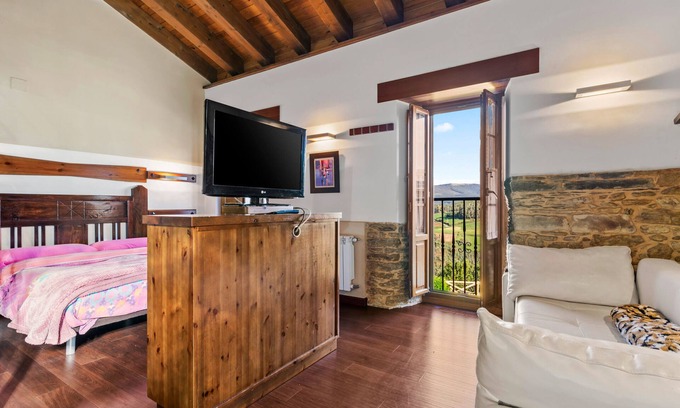 Vegadeo Apartamento | Apartamento 'C De Alborada Del Eo' con vistas a la montaña, jardín privado y Wi-Fi