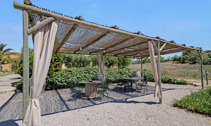 San Martin Sarroca Apartamento | Apartment 'Cal Tuyà De Baix' with Shared Pool, Shared Terrace and Shared Garden
