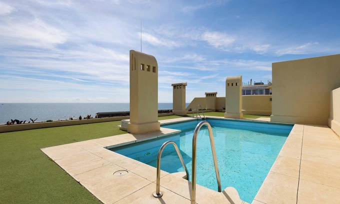 Estepona Apartamento | "Apartment - Car include" en la playa con vistas al mar, piscina, Wi-Fi, aire acondicionado y balcón
