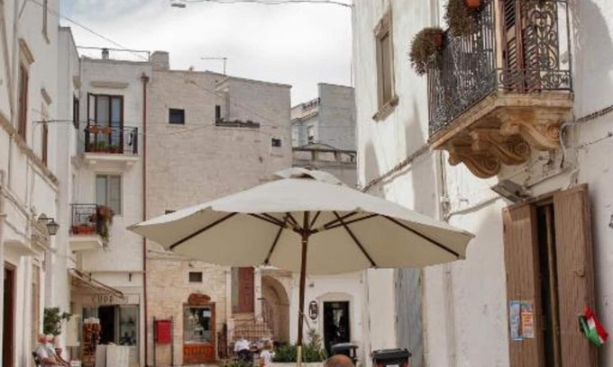 Old Town Cisternino Apartamento | Apartment 'Casa Dei Nonni - Davide' with Balcony, Wi-Fi and Air Conditioning