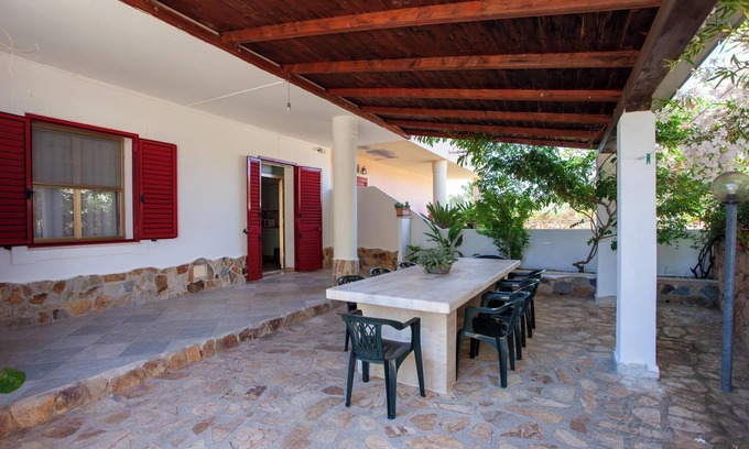Cala Liberotto Apartamento | Apartamento Casa delle Mimose cerca de la playa con A/C, Wi-Fi, jardín, terraza y barbacoa
