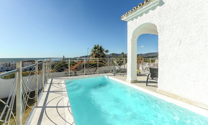 Nerja Apartamento | Apartamento 'Casa Feliz' con vistas al mar, piscina privada y Wi-Fi