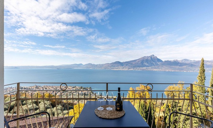 Torri del Benaco Apartamento | Apartamento 'Casa Serena' con vistas al lago, Wi-Fi y aire acondicionado