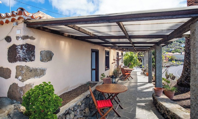 Jedey Apartamento | Apartamento 'Casa La Podona- B' con vistas al mar y terraza compartida