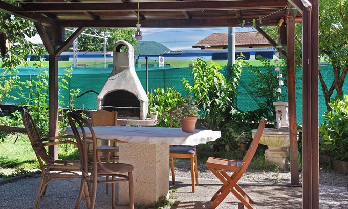 Porto Ceresio Apartamento | Apartamento 'Casa Maria' con jardín privado y Wi-Fi