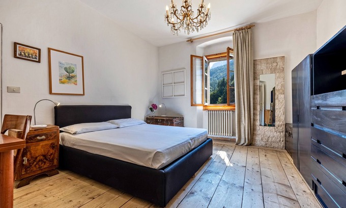 Sella Giudicarie Apartamento | Apartamento "Casa Nel Borgo Iris" con vistas a las montañas y jardín compartido