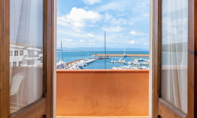 Trinita d'Agultu e Vignola Apartamento | Apartamento "Casa Spiaggia Molo 2" con vistas al mar y balcón