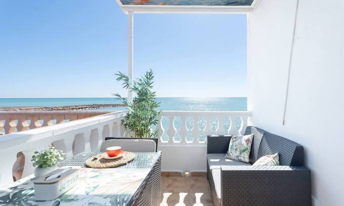 Playa de Almarda Apartamento | Apartamento 'casAcamer Norte' con vistas al mar, terraza privada y aire acondicionado.