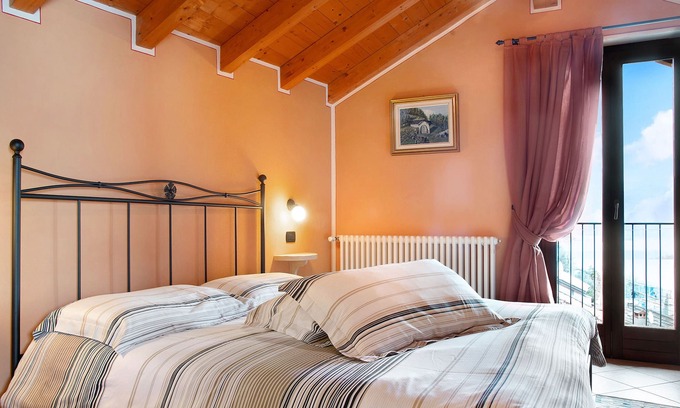 Cannero Riviera Apartamento | Apartamento "Casale Mansarda con Vista Lago" con balcones y Wi-Fi
