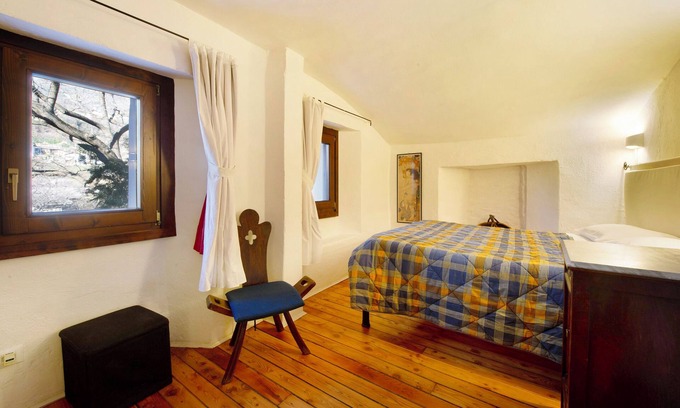 Saint Maurice Apartamento | Apartamento 'Cascina Des Religieuses - Tilleul' con vistas a la montaña, terraza privada y Wi-Fi