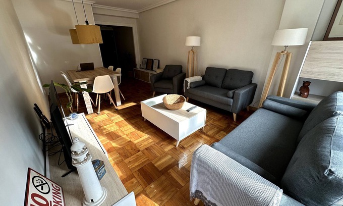La Corredoria y Ventanielles Apartamento | Apartamento 'Centro De Oviedo' con balcón y Wi-Fi