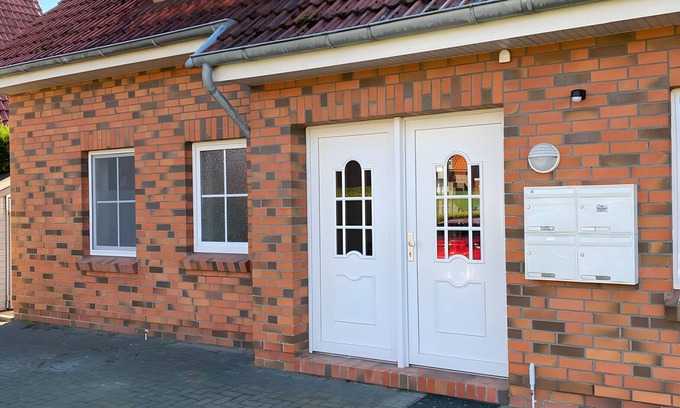 Wittmund Apartamento | Apartamento 'Ferienwohnung Charly' con terraza privada, jardín privado y Wi-Fi