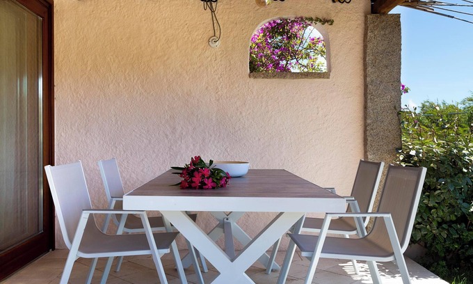 La Conia Apartamento | Apartamento cerca de la playa con vistas al mar, terraza y jardín