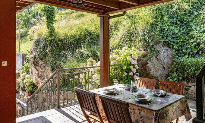 Llenin Apartamento | Apartamento 'Comeya' con vistas a la montaña, terraza privada y Wi-Fi