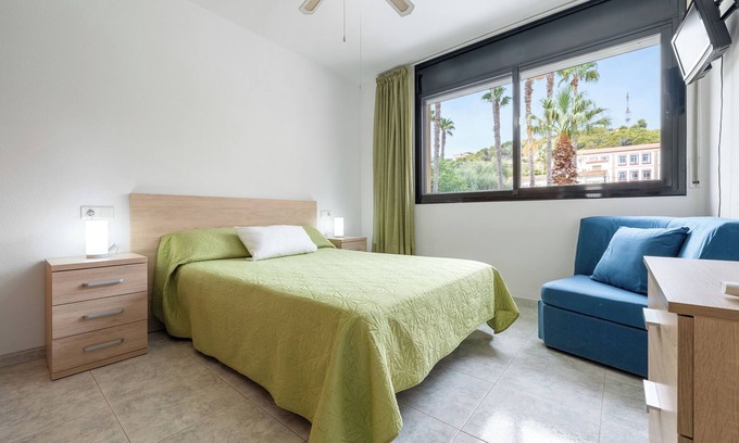 Sant Carles de la Rapita Apartamento | Apartamento 'Constancia' con vistas a la montaña, Wi-Fi y aire acondicionado