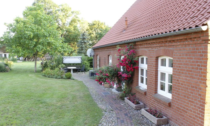 Blievenstorf Apartamento | Apartamento 'Damwildhof Blievenstorf- Ferienhaus' con jardín privado y Wi-Fi