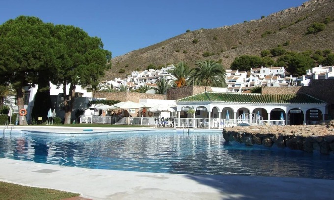 Nerja Apartamento | "Apartamento de lujo Nerja" con vistas al mar y a la montaña, piscina compartida y Wi-Fi