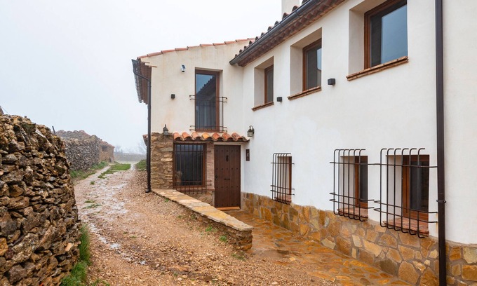 Vilafranca Casa | Apartamento 'El Nido' con vistas a la montaña, terraza privada y jardín privado