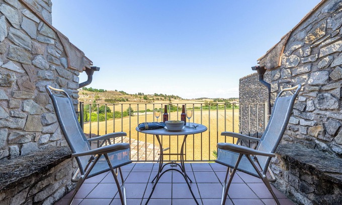 Conesa Apartamento | Apartamento 'El Clos 3' con vistas a la montaña, terraza privada y Wi-Fi