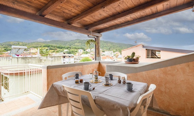 Bari Sardo Apartamento | Apartamento "Elicriso" cerca del centro de la ciudad con terraza privada
