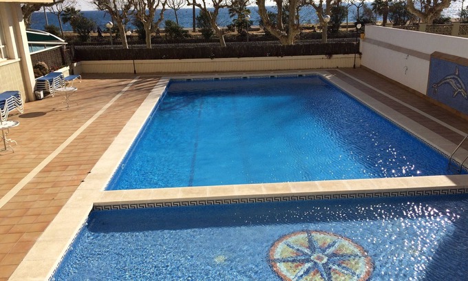 Calella Apartamento | Apartamento frente al mar con piscinas.Ideal para familias
