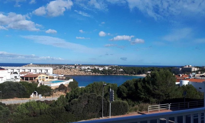 Arenal d'en Castell Apartamento | Apartamento situado a 2 minutos andando de la playa con preciosas vistas al mar!