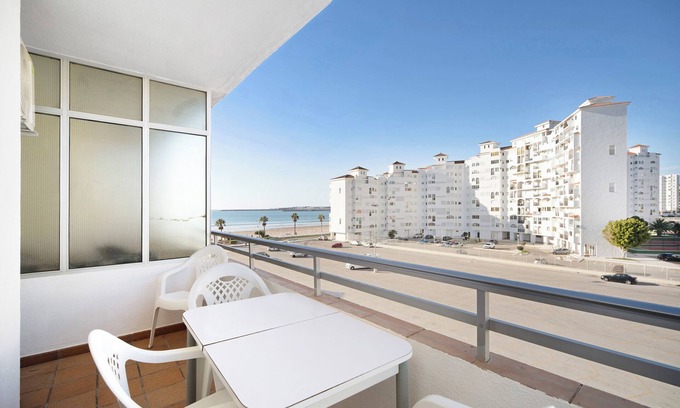 Valdelagrana Apartamento | Apartamento '1a Linea Valdelagrana' con vistas al mar, piscina compartida y Wi-Fi