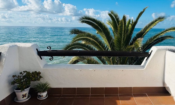 Vilanova I la Geltru Apartamento | Apartamento 'Sea Breeze' con terraza, jardín compartido y Wi-Fi