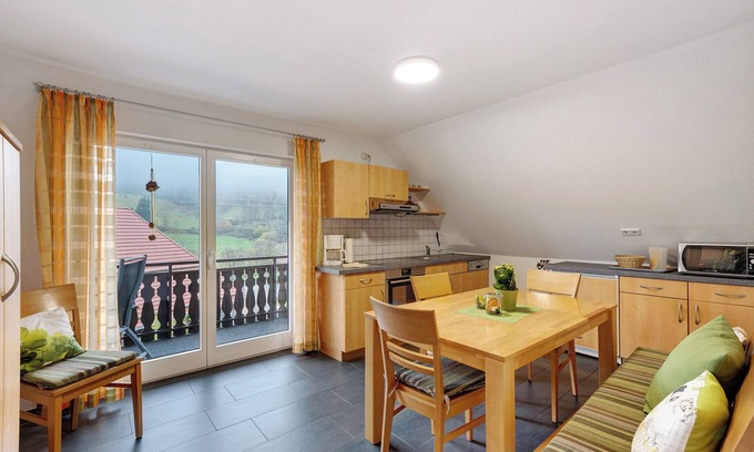 Elzach Apartamento | Apartamento 'Ferienwohnung Sonnenblume' con vistas a la montaña, terraza privada y Wi-Fi