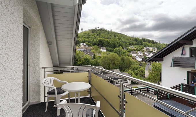 Schwalefeld Apartamento | Apartamento 'Ferienwohnung Becker Typ B' con vistas a la montaña, jardín compartido y Wi-Fi
