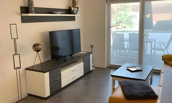 Schonebeck Apartamento | Apartment 'Ferienwohnung 13' with Private Terrace and Wi-Fi