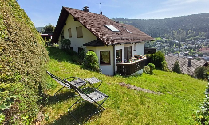Bad Wildbad Apartamento | Apartamento 'Ferienwohnung Panoramablick' con vistas a la montaña, jardín privado y Wi-Fi