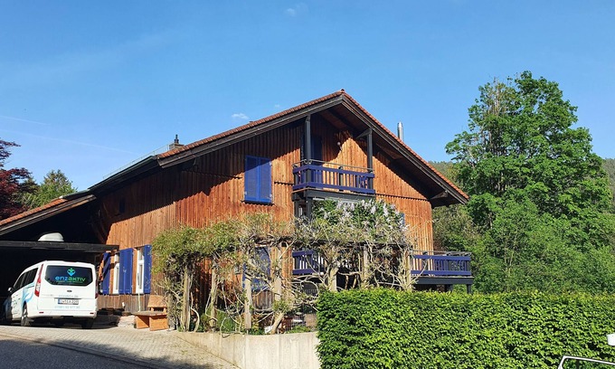 Bad Wildbad Apartamento | Apartamento 'Ferienwohnung Kuckucksnest' con vistas a la montaña, terraza privada y Wi-Fi
