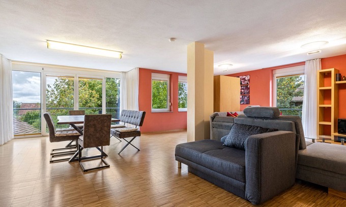 Oschelbronn Apartamento | Apartamento 'Ferienwohnung Gäufelden 120 Qm' con balcón y Wi-Fi