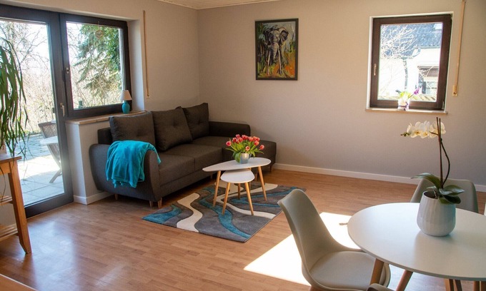 Eltmann Apartamento | Apartamento 'Ferienwohnung Maintalblick' con terraza privada, jardín privado y Wi-Fi